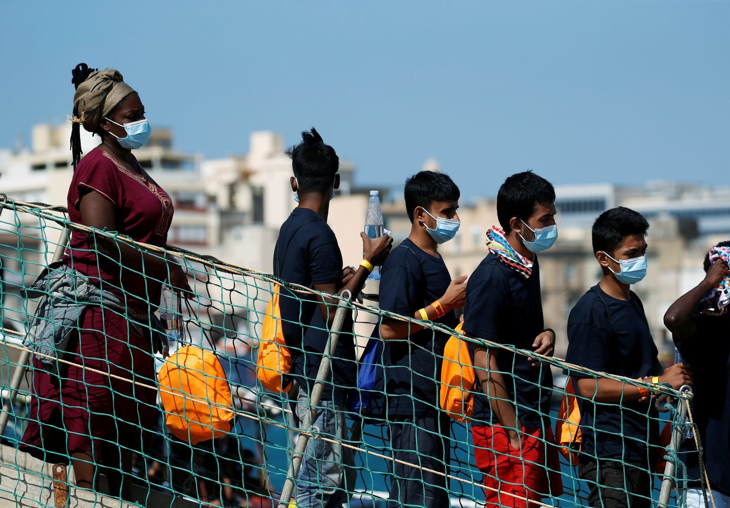 Migrandid astuvad Sitsiilias laeva pardalt kaldale.