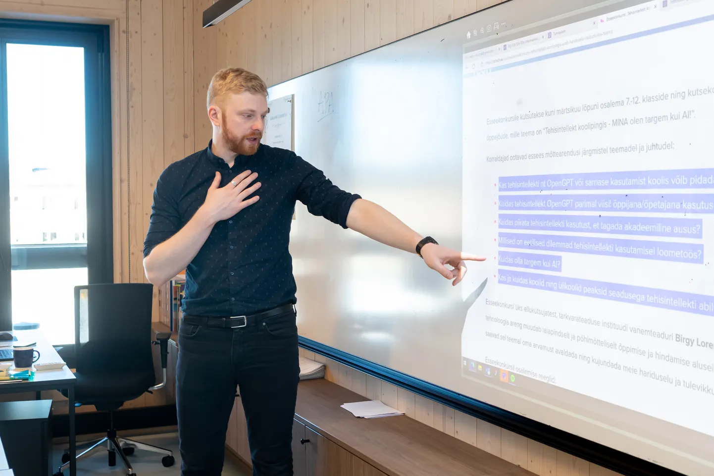 SAAREMAA GÜMNAASIUMI DIREKTOR IVO VISAK paneb tehnoloogiaeetika tundides õpilased teadlikult kasutama vestlusrobotit, et ühiselt jõuda tehisintellekti vooruste ja puudusteni.
