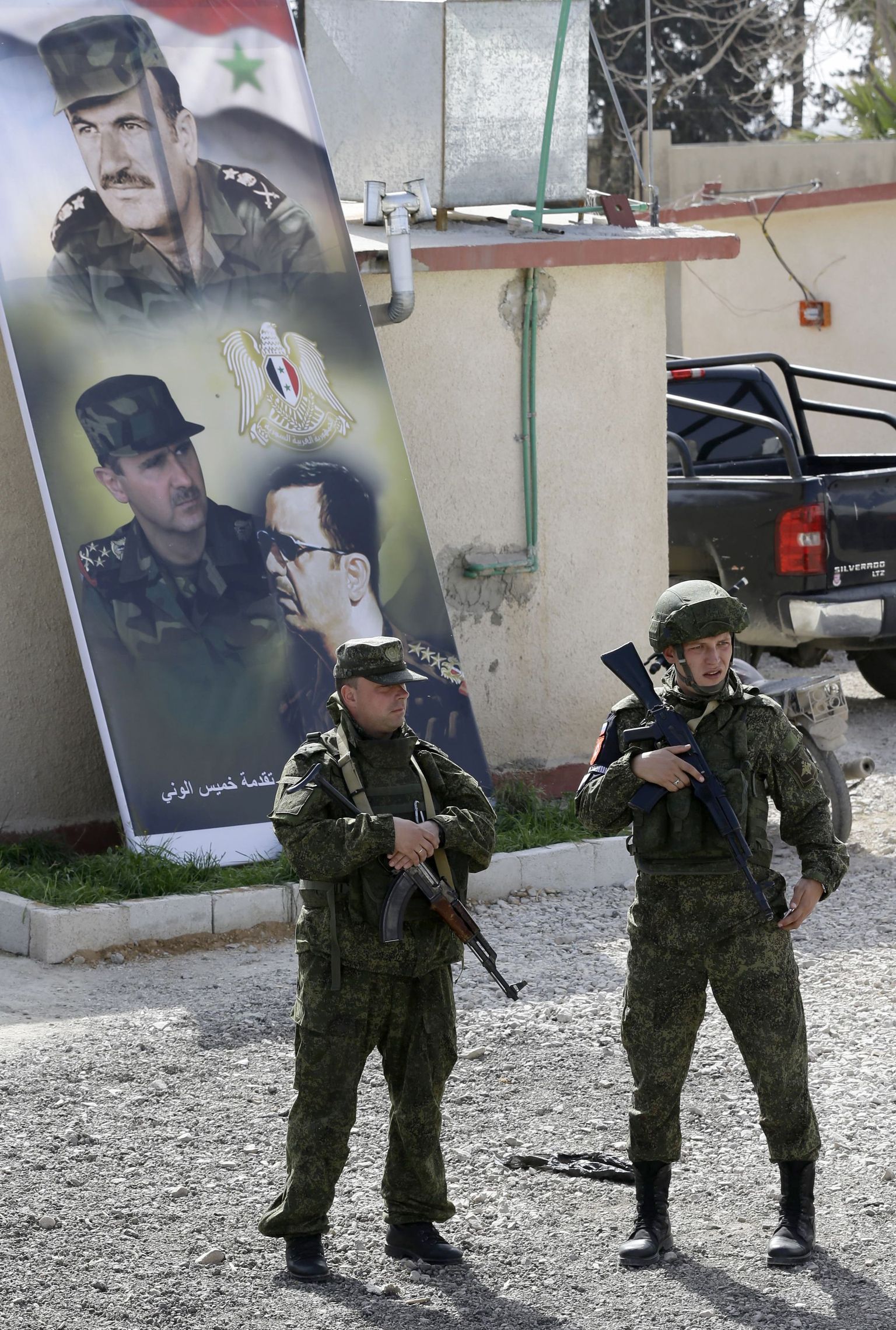 Vene sõdurid Damascuse eeslinnas Bashar Assadi pildi taustal.