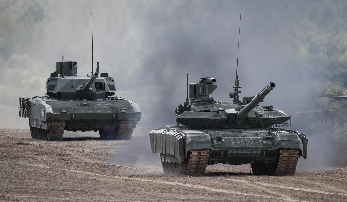 Vene tankid  T-90 MS (paremal) ja T-14 Armata (vasakul).