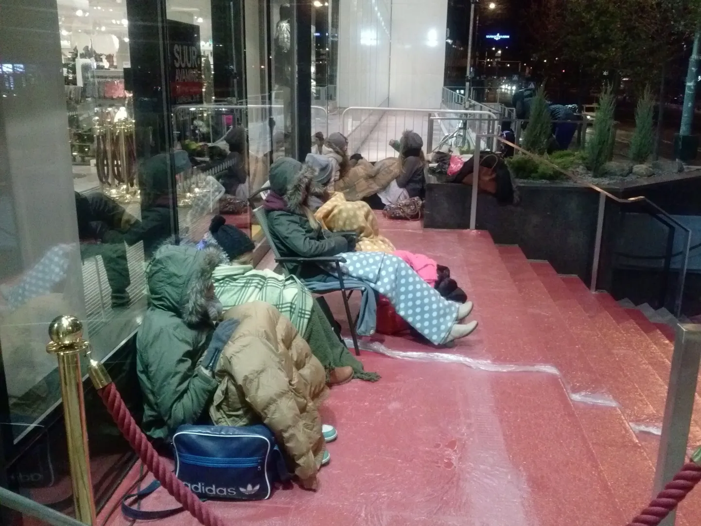 Подростки у дверей H&M.