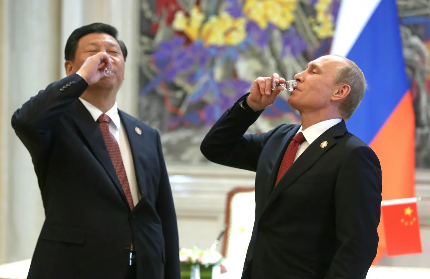 Hiina president Xi Jinping ja vene president Vladimir Putin tähistavad dokumentide allakirjutamist Shanghais, 21. mail 2014.