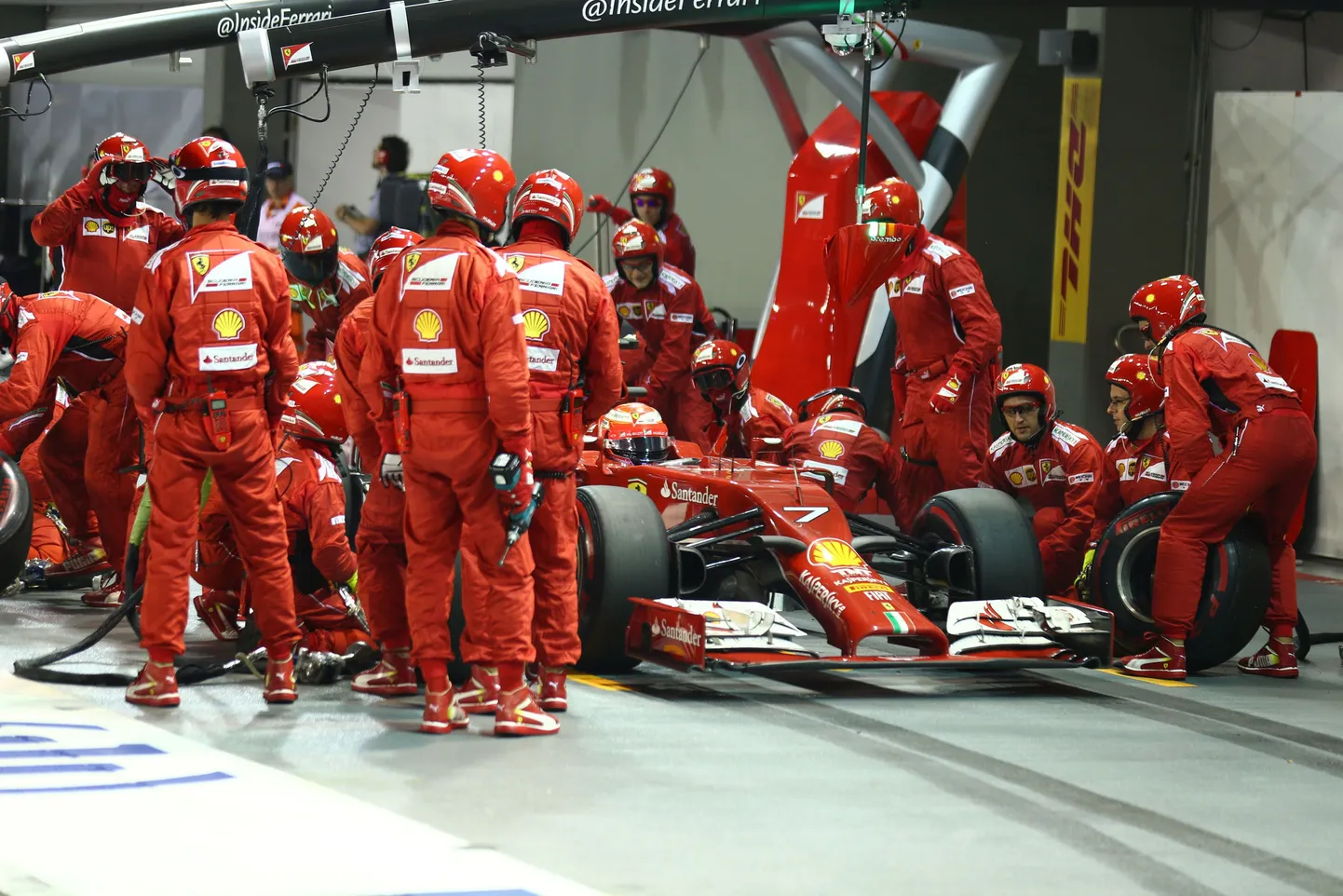 Kimi Räikköneni ümbritsevad Ferrari tehnikud