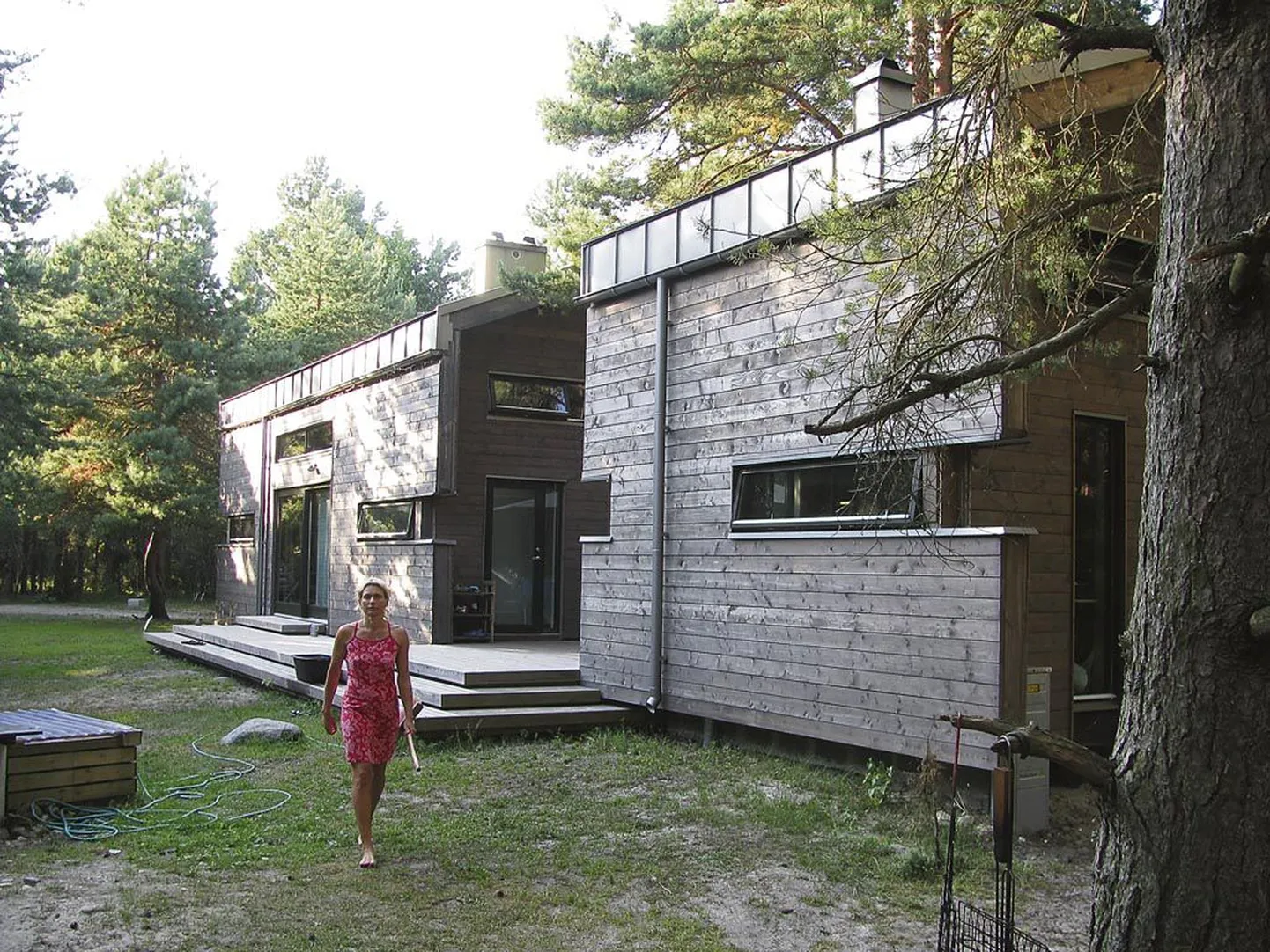 Moodne räästasteta viilkatusega poolteisekorruseline puitmajakomplekt (arhitekt Mart Kadarik) on ehitatud nii, et ühes majas elab Epp oma perega ja teine on turistidele.