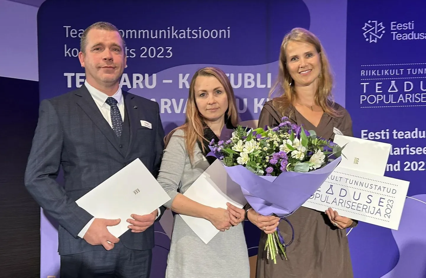Tunnustuse võtsid vastu INTE suunajuht Holger Bremen, arendusjuht Katrin Kivi ja koolijuht Krõõt Nõmmela-Mehide.