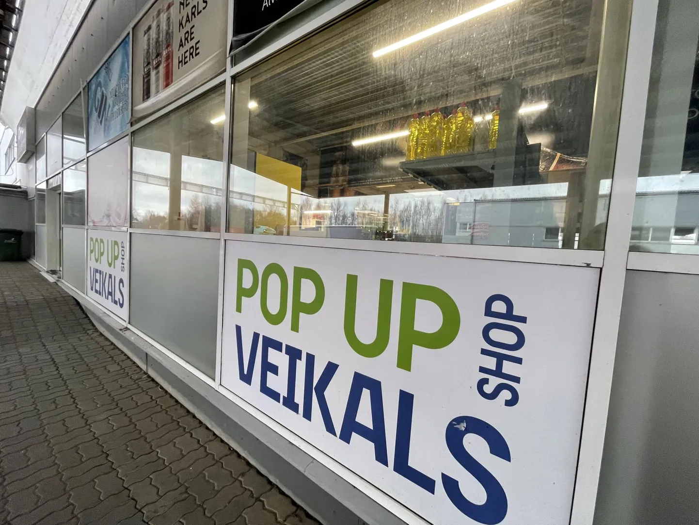 Piiril asuvast Pop Up poest saab osta nii alkoholi kui ka purgisuppi.