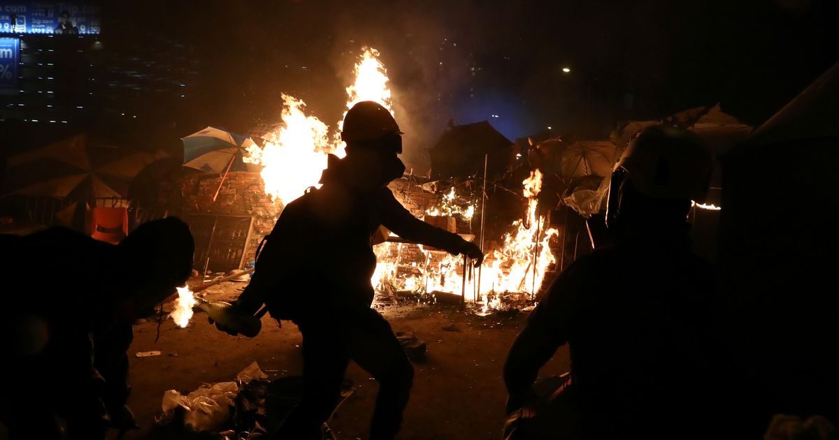 Galerii: Hongkongis pole loota rahunemist, politsei ähvardas lahingumoonaga