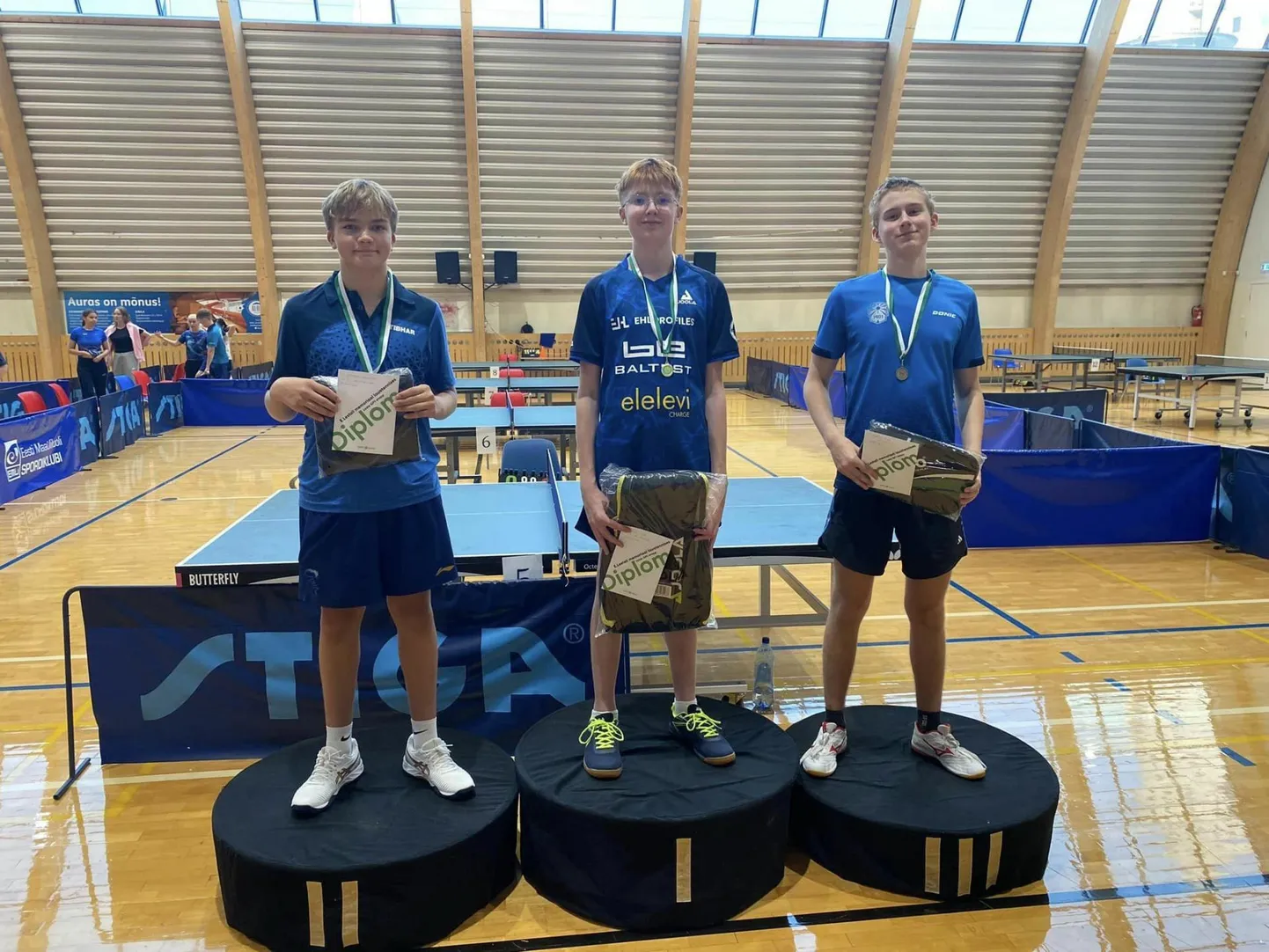 Lauatenniseliidu laste grand prix' teisel etapil võidutses P-15 vanuseklassis Viljandi poiss Henri Türk (keskel). Teine oli Ottomar Hõbeoja ja kolmas Martin Aarn.