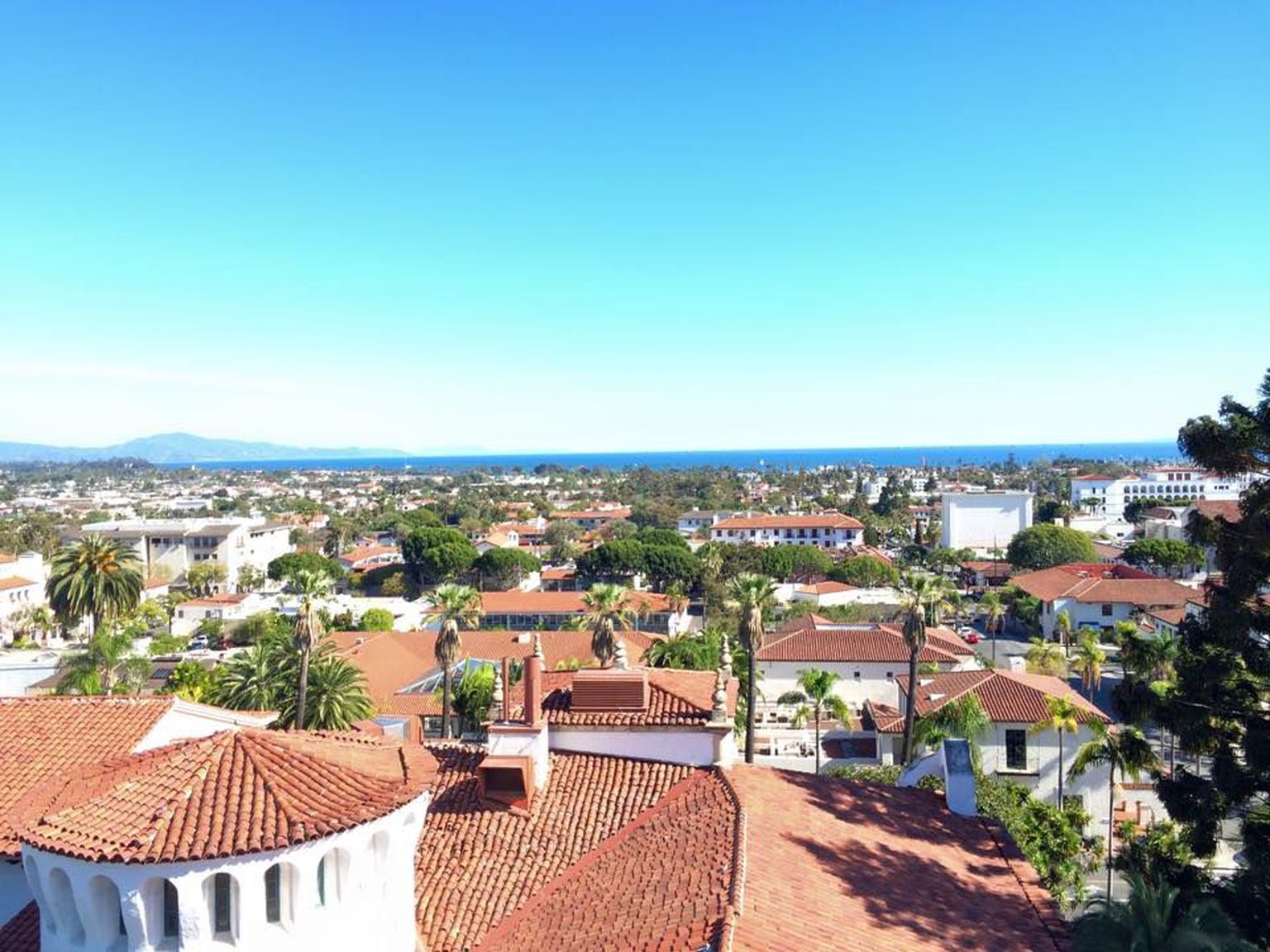 Santa Barbara: linnavalitsuse tornist avaneb imeilus vaade linnale ja Vaiksele ookeanile.