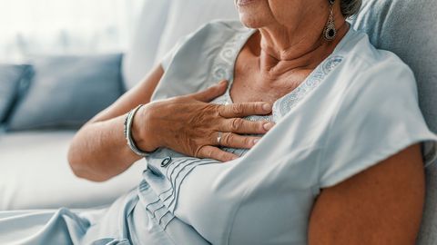Valu rinnus ei pruugi naiste puhul esimene infarktiga seotud kaebus olla. Valu rinnus ei pruugi naiste puhul esimene infarktiga seotud kaebus olla.