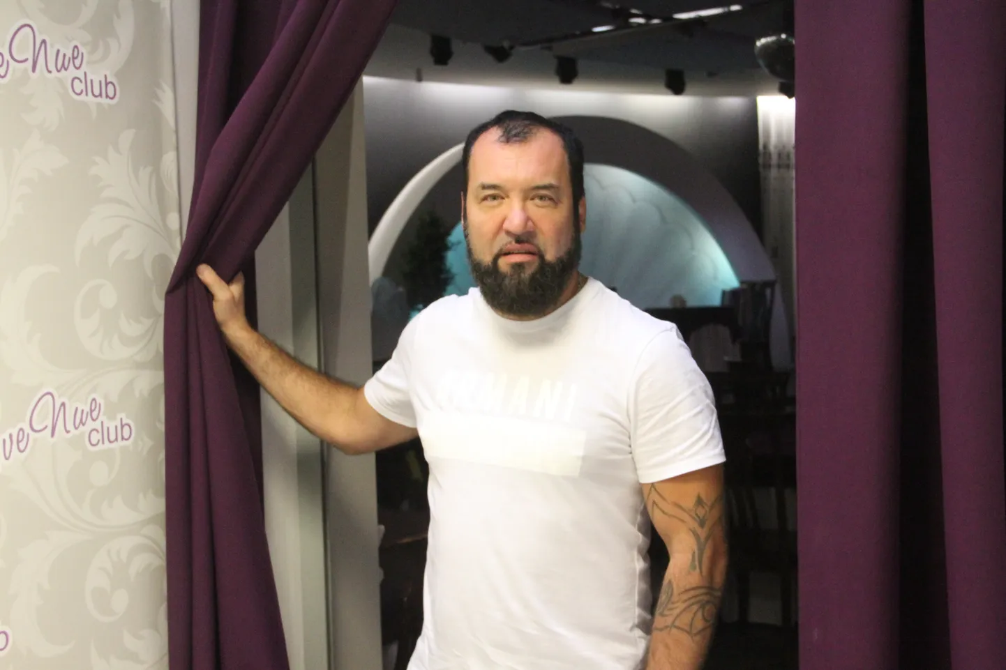 Владимир Чердаков в своем заведении Club AveNue.