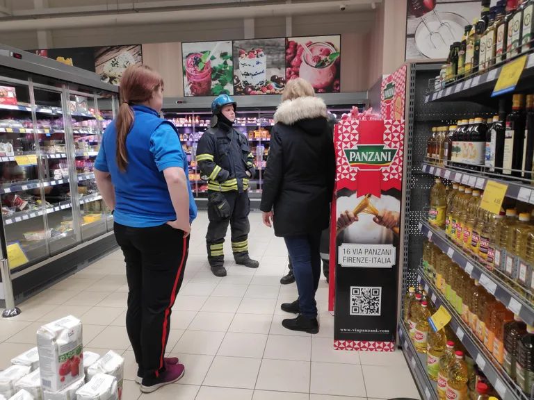 Спасатели проверили все помещения магазина, но ничего указывающего на пожар не нашли.