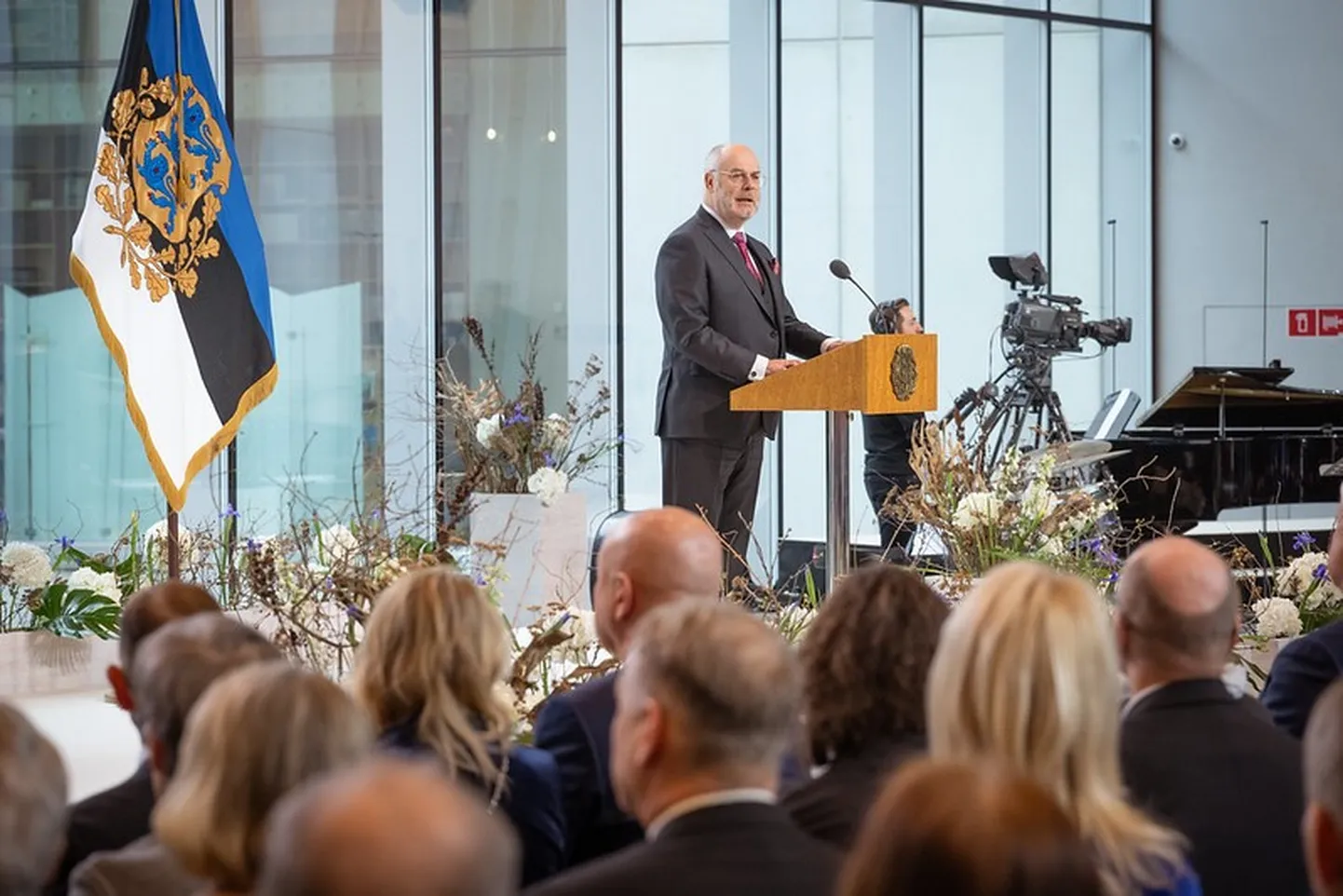 Алар Карис выступает на церемонии «Эстония благодарит».