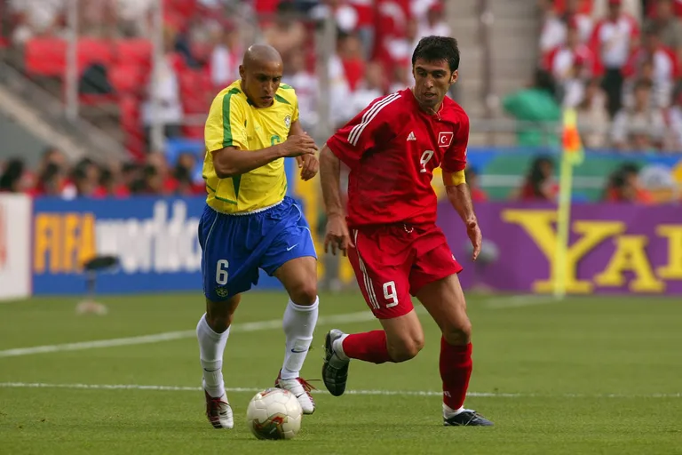 Roberto Carlos (vasakul) ja Hakan Sükür.