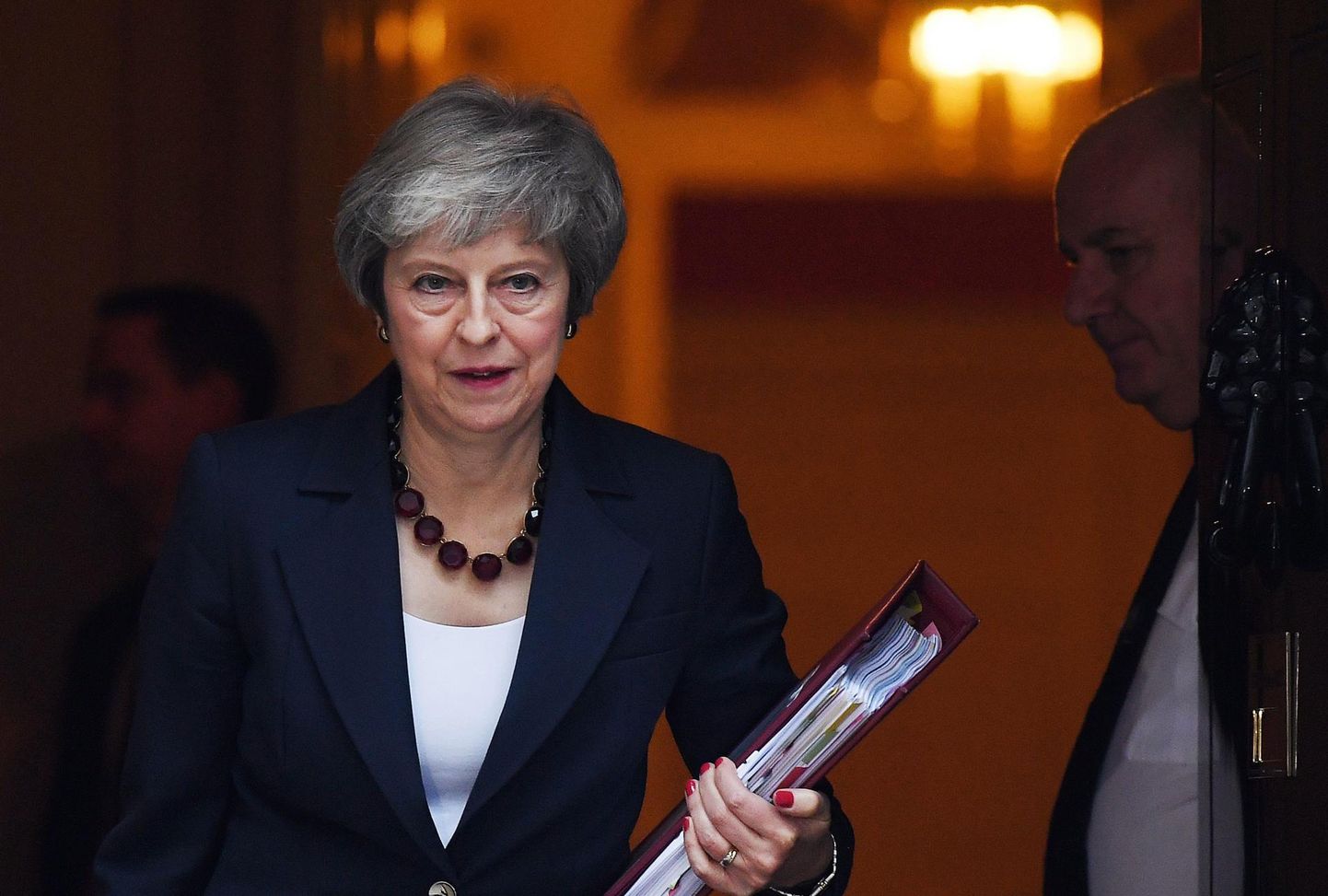 Briti peaminister Theresa May eile teel valitsuse koosolekule.