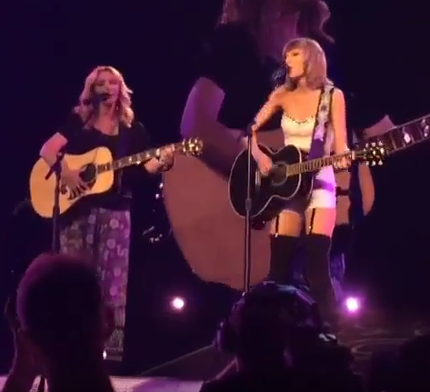 Taylor Swift laulis tuuril koos "Sõprade" staari Lisa Kudrowiga sarja hittlugu "Smelly Cat"
