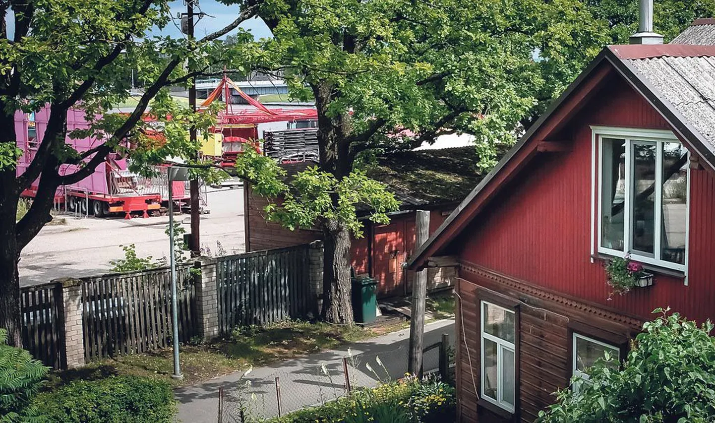 Kõige lähemal asuvad lõbustuspargile Kalda 5 ja 3 kahekordsed puumajad. Kui Kalda 5 elanik Vilma Arumäe rääkimas käis, et muusika vaiksemaks keerataks, soovitati tal rääkida inglise keeles.