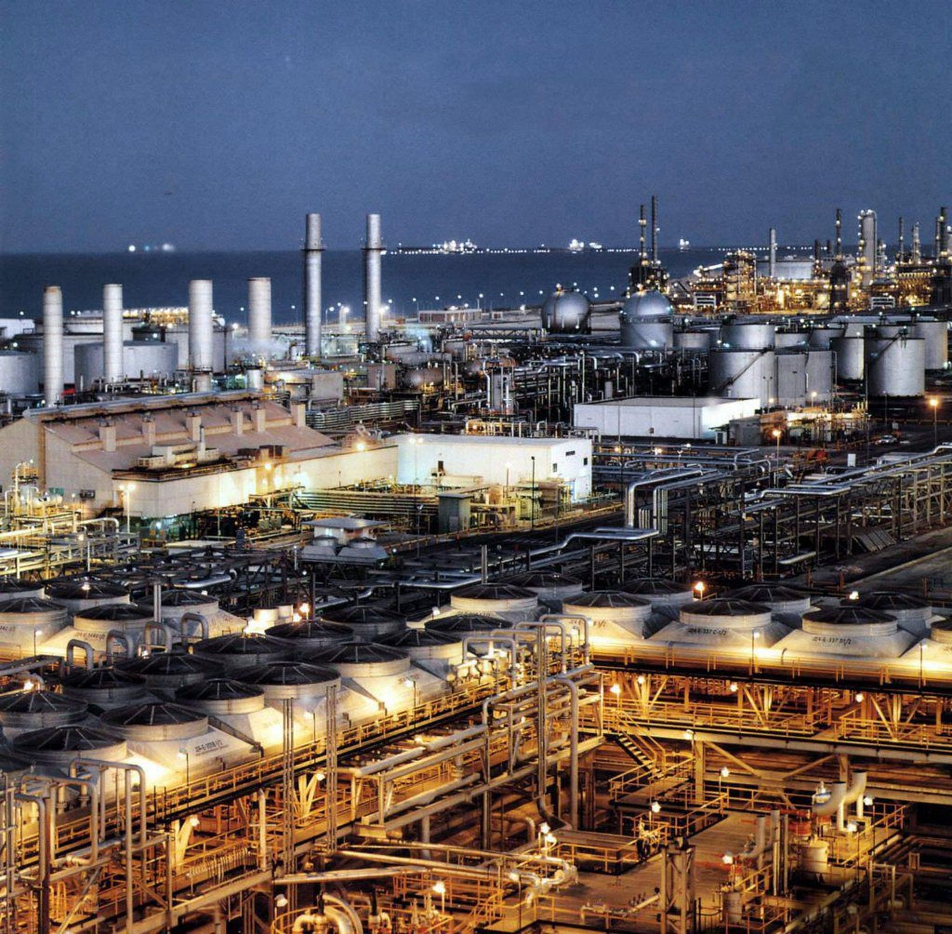 Naftatöötlemistehas Saudi Araabia idarannikul.