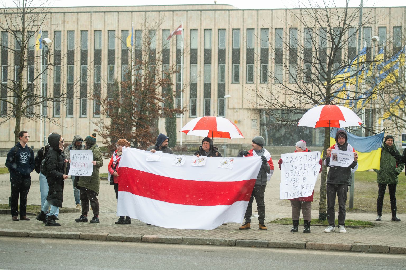 Rīgā, pretī Krievijas vēstniecībai, notiek pikets pret Krievijas nodomu izvietot Baltkrievijā taktiskos kodolieročus