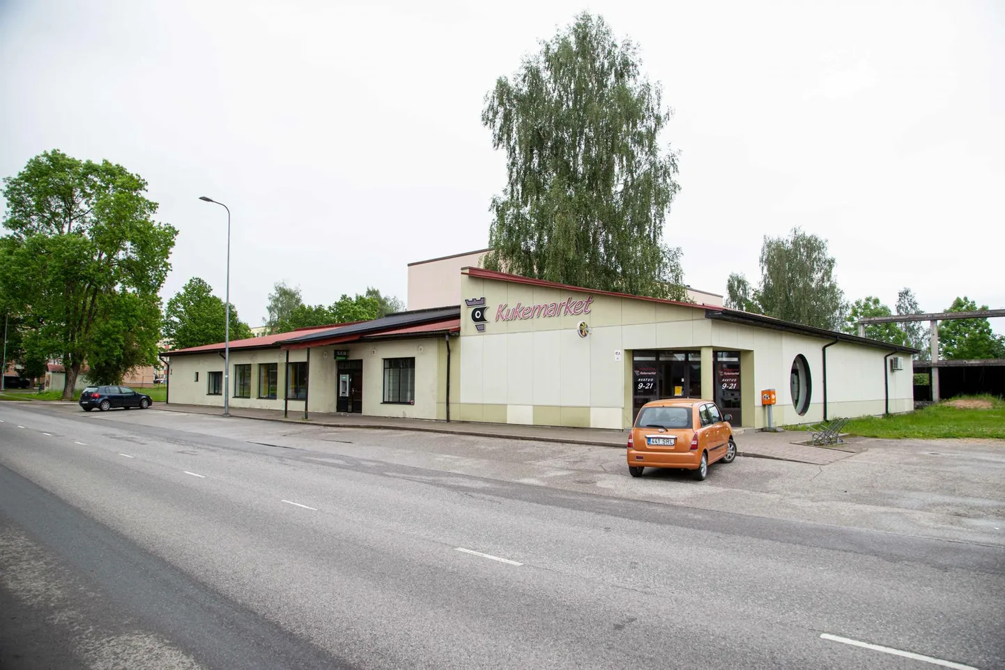 Kukemarket tegutses Valgas Kuperjanovi tänaval üle
kahekümne aasta.