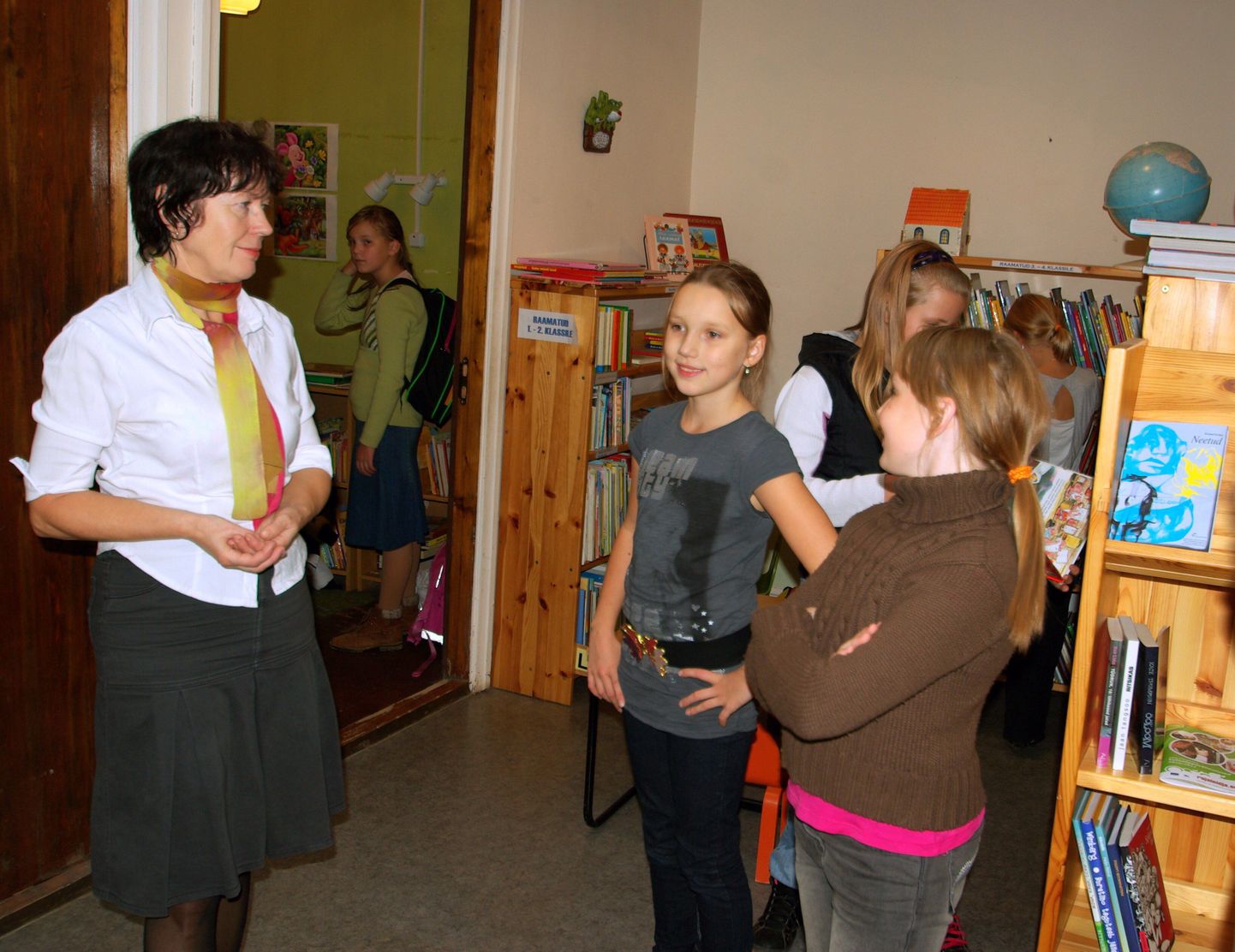 Tamsalu raamatukogu juhataja Raili Elmest noorte lugejatega, kes on kultuuriasutuse sagedased külalised.