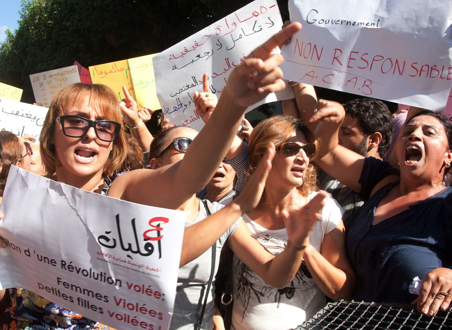 Sajad tuneeslannad protestisid ebamoraalsuses süüdiatatava naise toetuseks