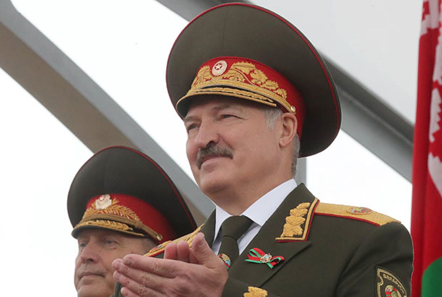 Александр Лукашенко, который с 2001 года имеет звание генерал-майор, принимает военный парад в Минске в 2018 году.