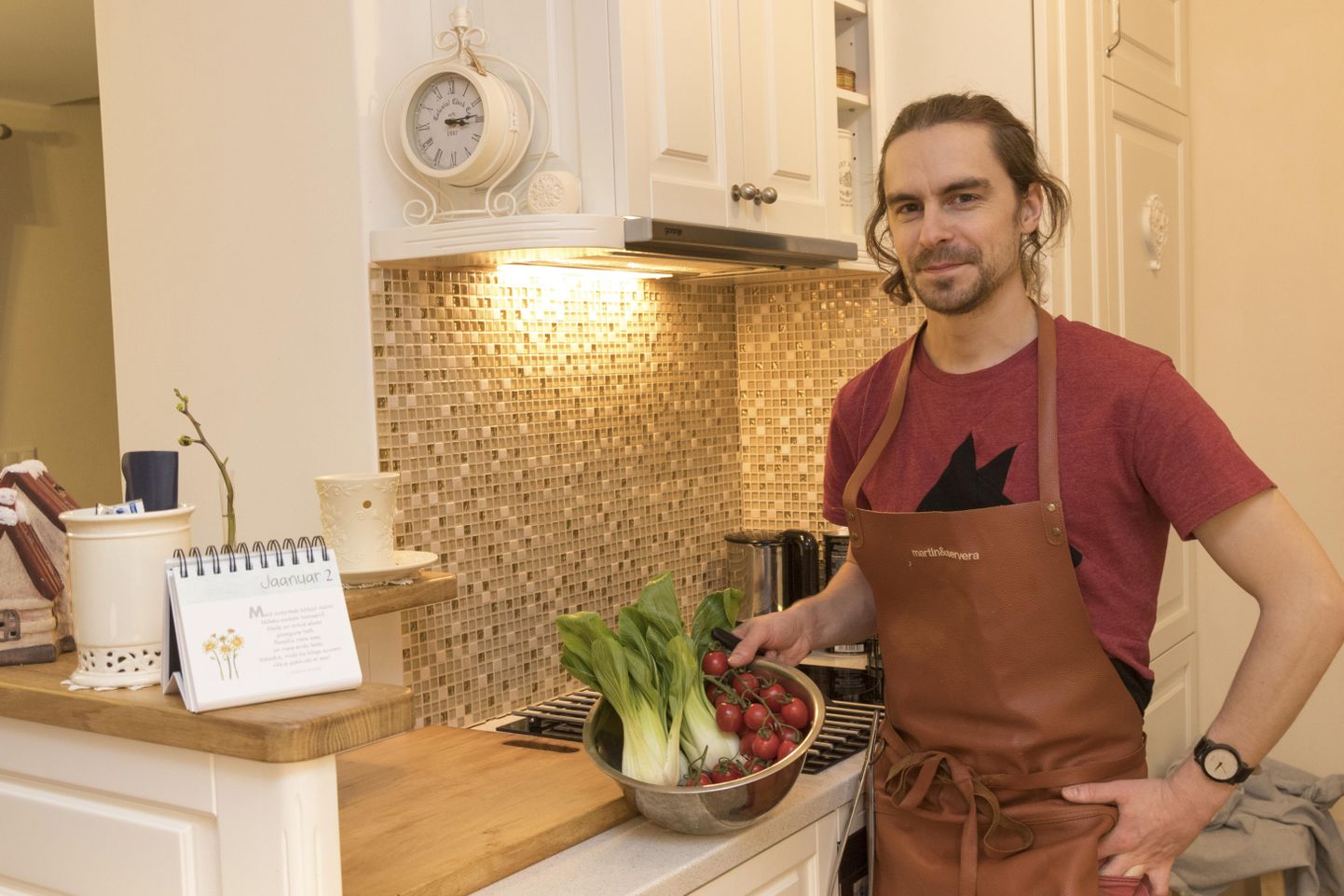 Foto tegemise ajal sõprade Le ja Ivo köögis asjatanud Elias Melini sõnul eelistavad viljandlased kokka endale koju tellida. Aeg-ajalt kostitab kokk külalisi ka oma koduköögis.