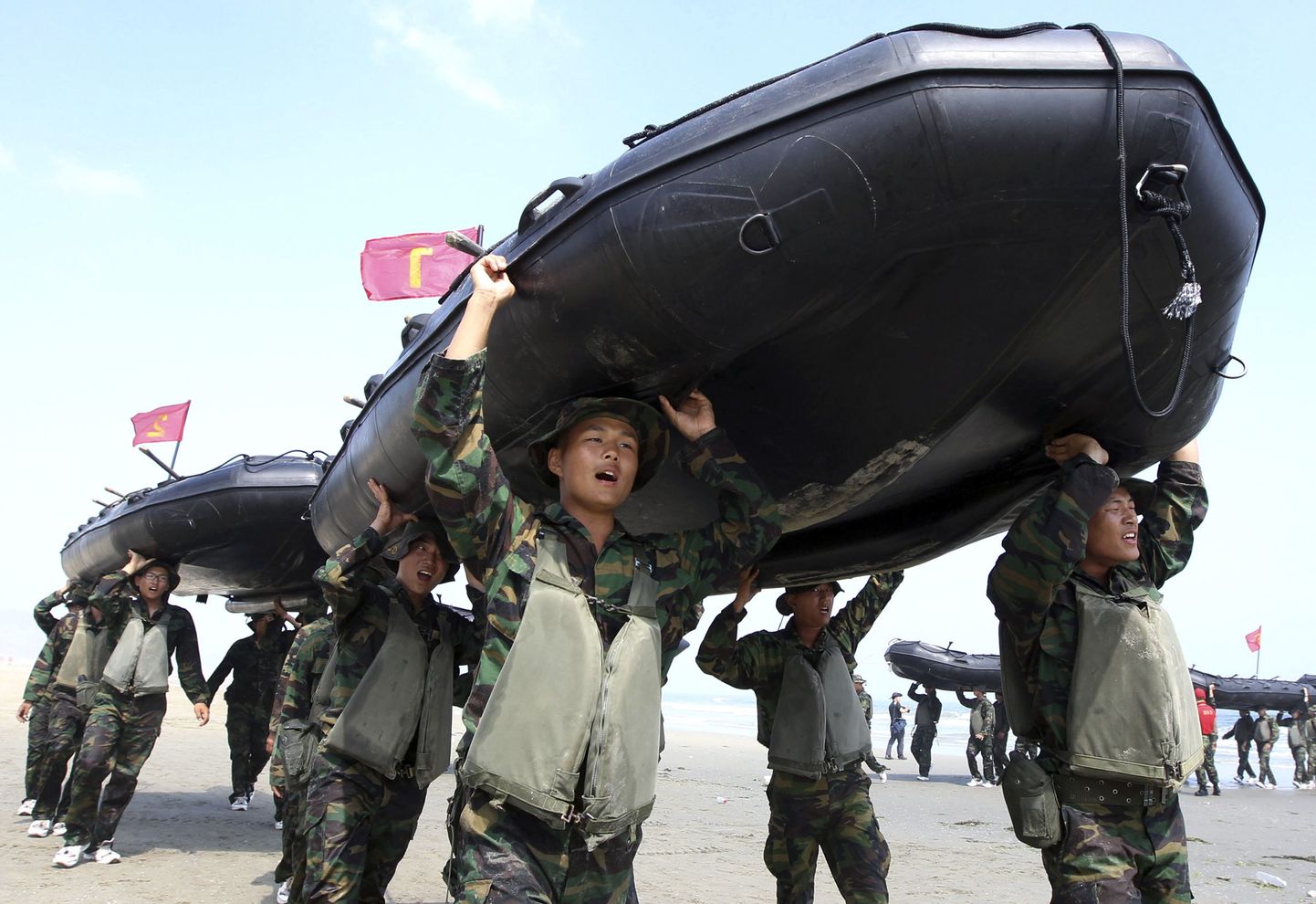 Lõuna-Korea sõdurid tassivad Baengnyeongdo saarel kummipaate, mis on osa mereväeõppustest.