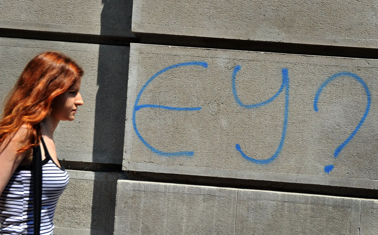 Naine tänavu suvel Belgradi kesklinnas ELi-teemalise grafiti kõrval.