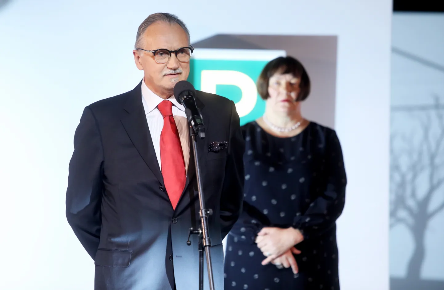 Mākslas kolekcionārs un mecenāts Jānis Zuzāns piedalās Purvīša balvas pasniegšanas ceremonijā mākslas centrā "Zuzeum".
