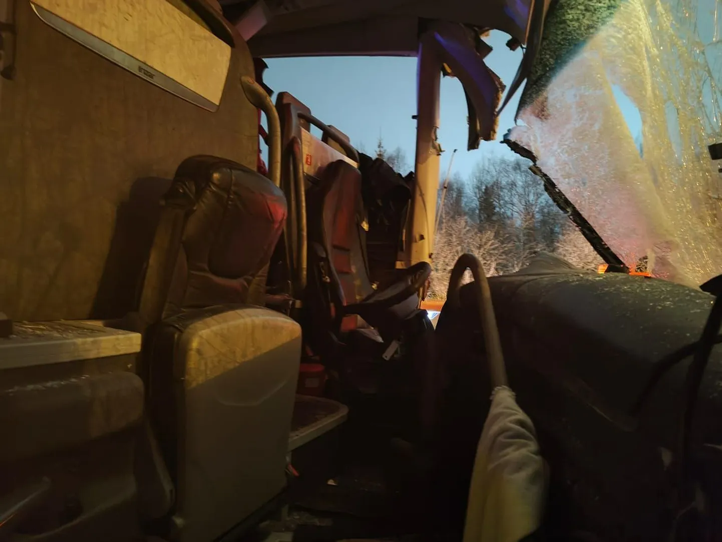 Водительское место в автобусе Lux Express после ДТП 2 февраля 2025 года недалеко от Кингисеппа.