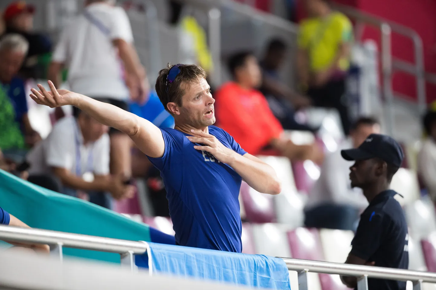 TREENER: Saarlased näevad Indrek Tustiti peamiselt teleekraani vahendusel suurvõistluste tribüünidelt oma hoolealuseid juhendamas. kõnekas foto on tehtud Doha MM-l, kus odaviskaja Magnus Kirt oma õlga vigastas.