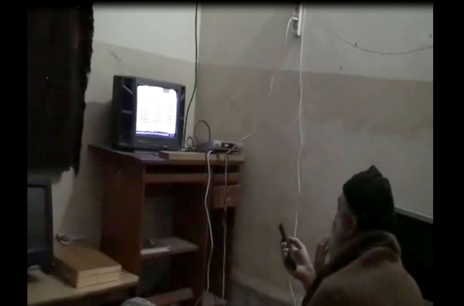 Osama bin Laden ühel oma koduvideol televiisorit vaatamas