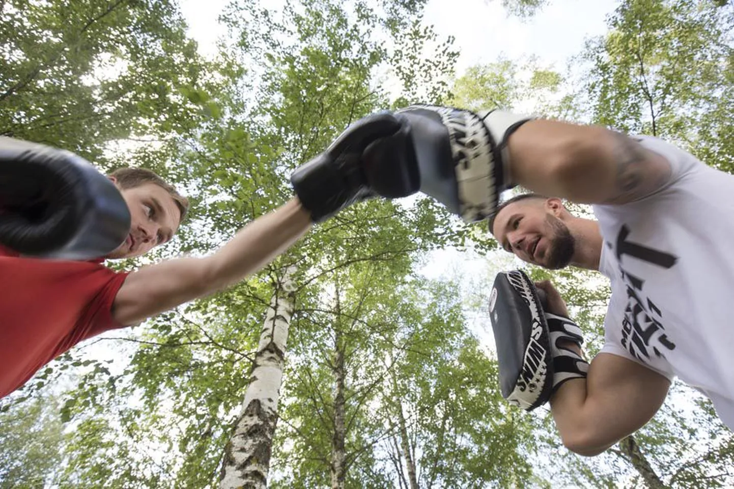 «Mõisaküla Fight 2017» korraldaja Henri Helemäe (paremal) õpetas taipoksi lööke ka Sakala reporterile. Tuleb tunnistada, et ilma ettevalmistuseta võtab lihtsama löögikombinatsiooni õppimine päris võhmale.
