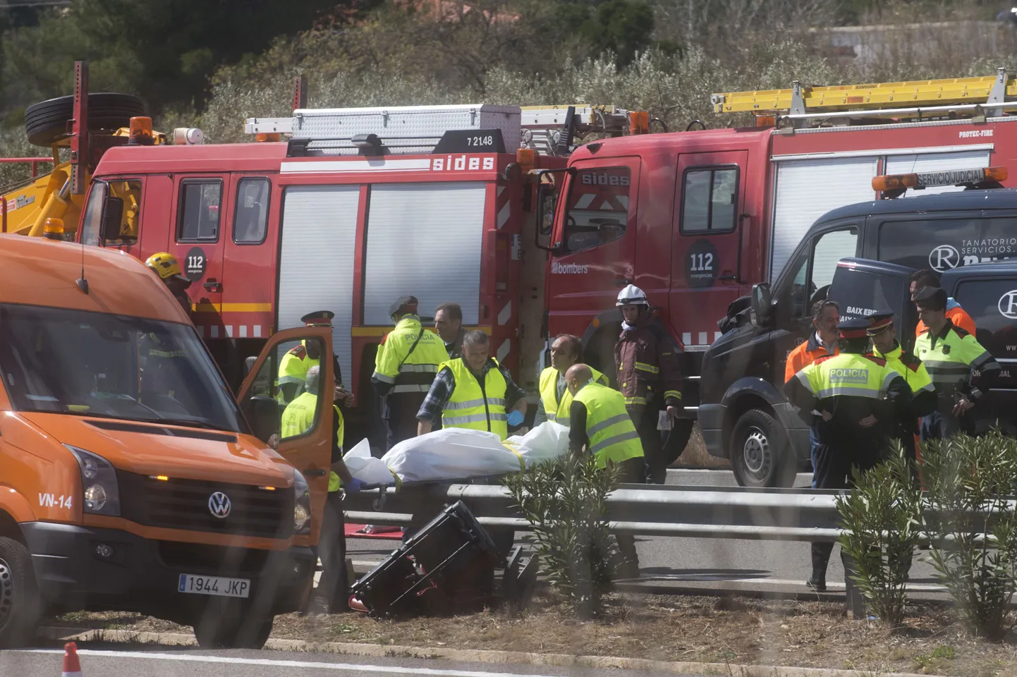 Päästetöötajad sündmuskohal. Hispaania bussiõnnetuses 20. märtsil hukkus 13 inimest.