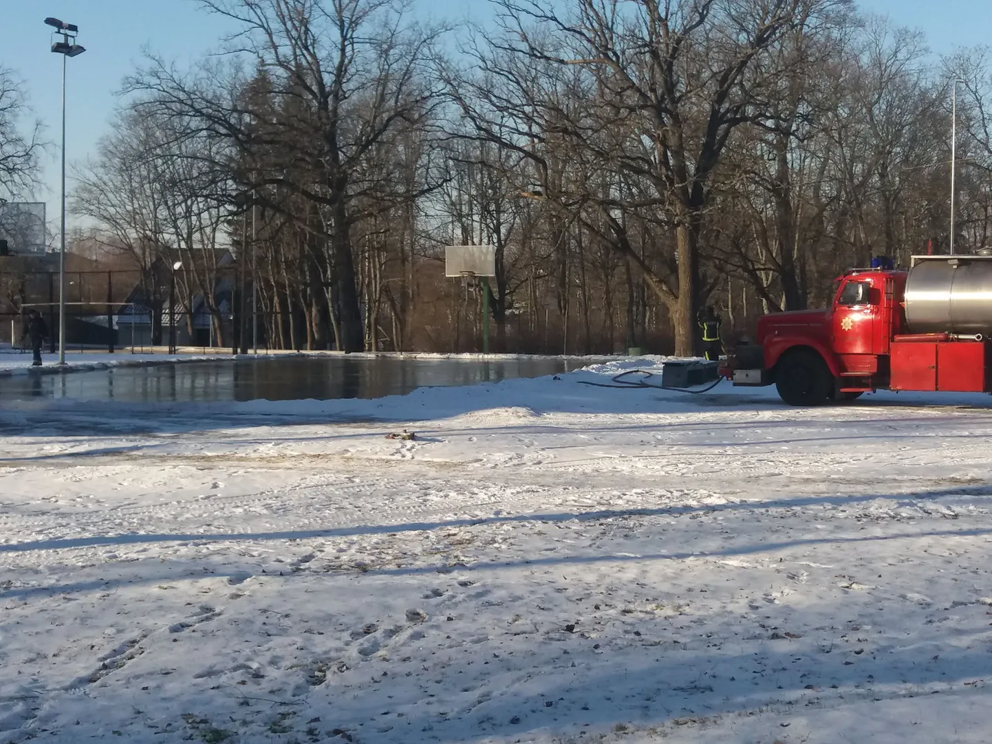 Kungla tänava uisuväljakut kasutatakse kooli kehalise kasvatuse tundides.