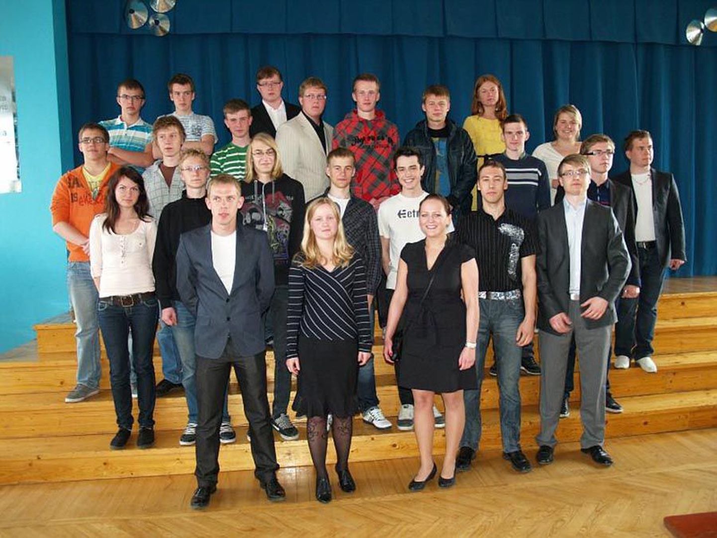 Projektis osalenud kolme Viljandi gümnaasiumi õpilased ning nende õpetajad