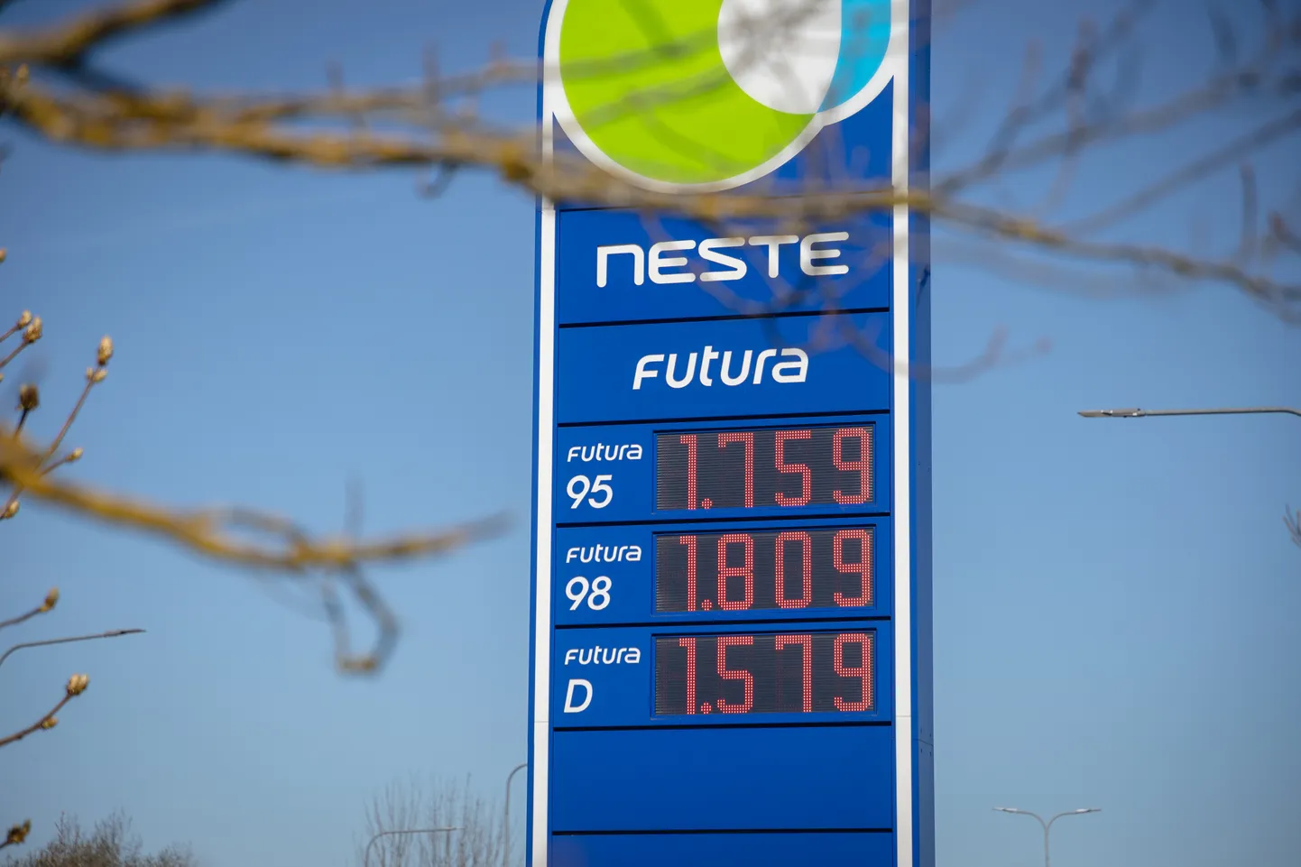 Elukalliduse tõusu andsid aprillis oma panuse ka autokütused, nii kallines aprillis bensiin 4,6 ja diislikütus 2,6 protsenti.