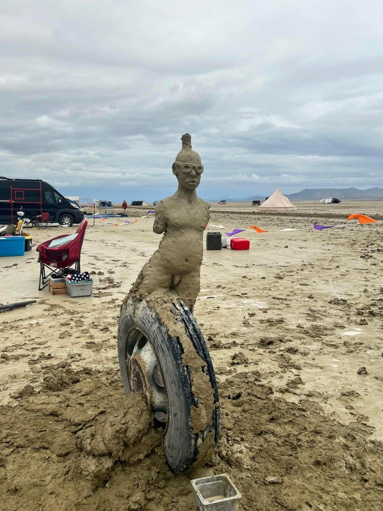 Скульптура из грязи на Burning Man