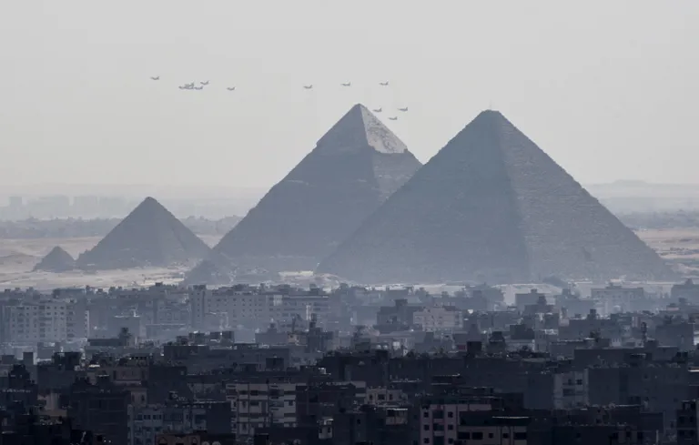 Kairo lähedasel Giza platool asuvad püramiidid