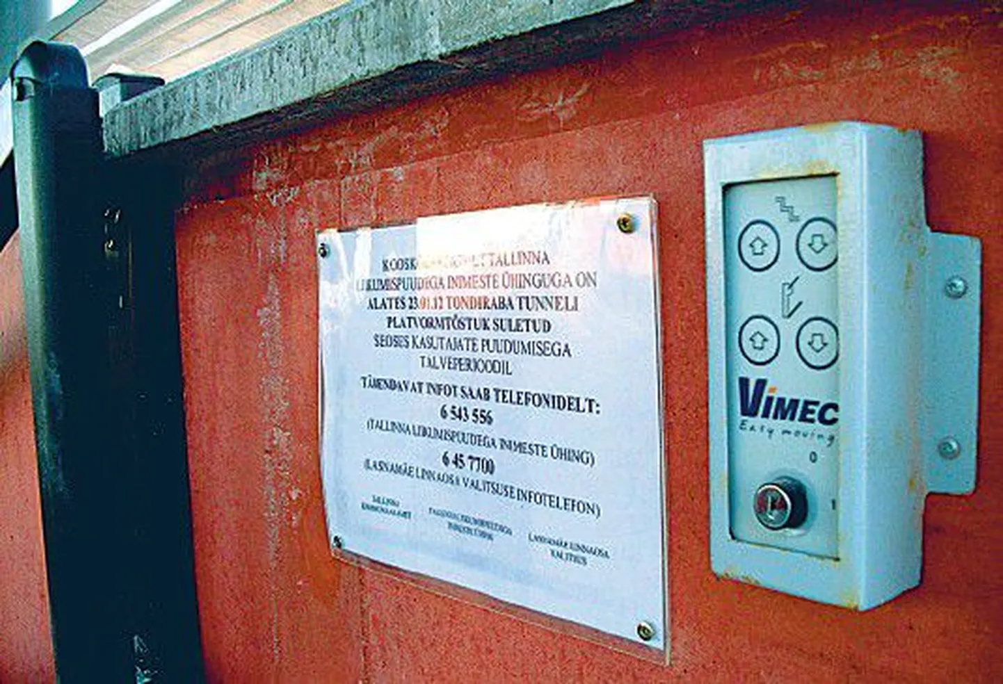 С обоих концов туннеля Тондираба повесили объявление, что с 23 января подъемники для инвалидов будут закрыты до весны, поскольку зимой ими не пользуются.