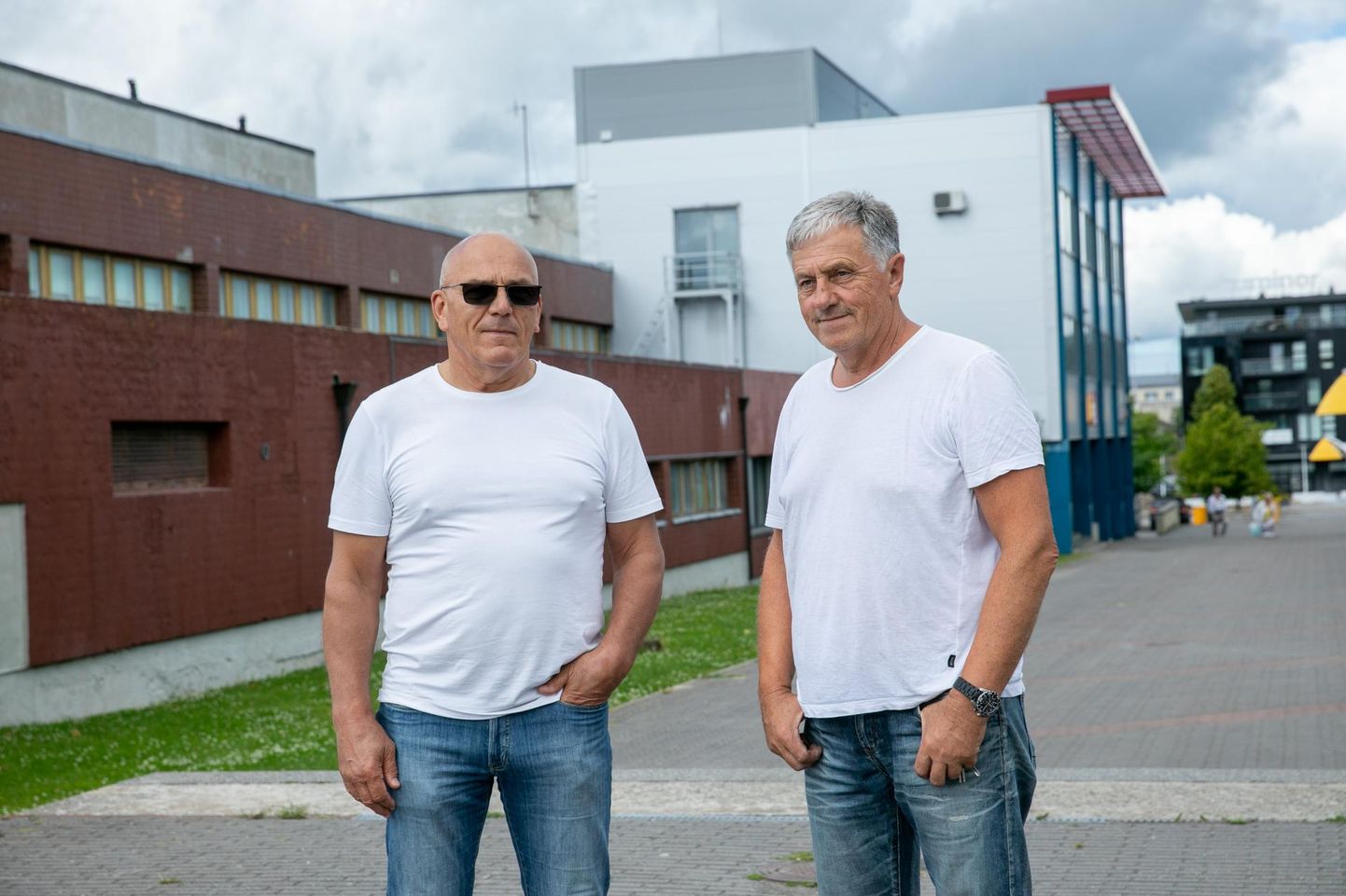Tsentrumi uus omanik Oleg Gross (vasakul) ning eelmine omanik Jaak Kuusk tutvusid täna lõuna ajal hoone ja seda ümbritseva krundiga.