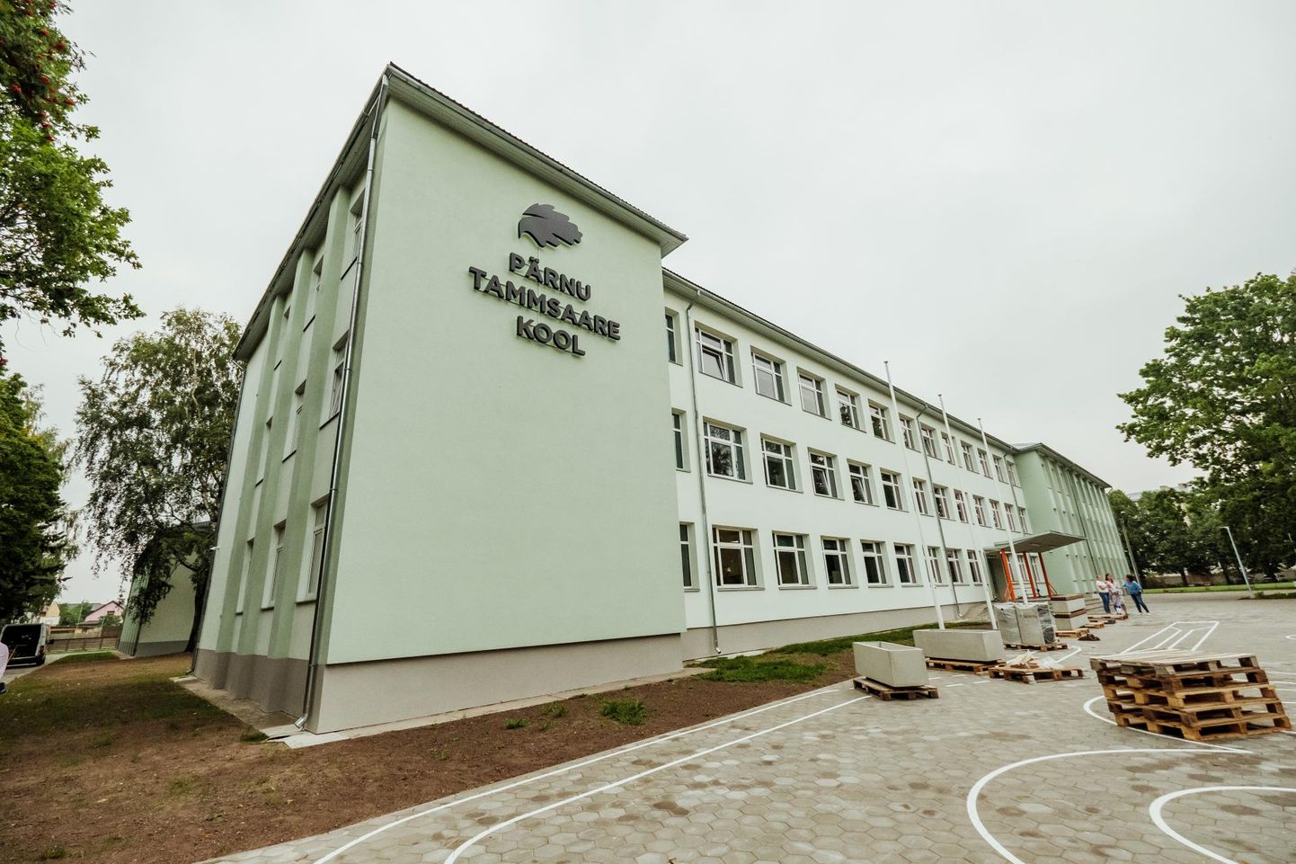 Täna keskpäeva paiku sai häirekeskus teate Pärnu Tammsaare koolist, kus liftišahtist tuli suitsulõhna.
