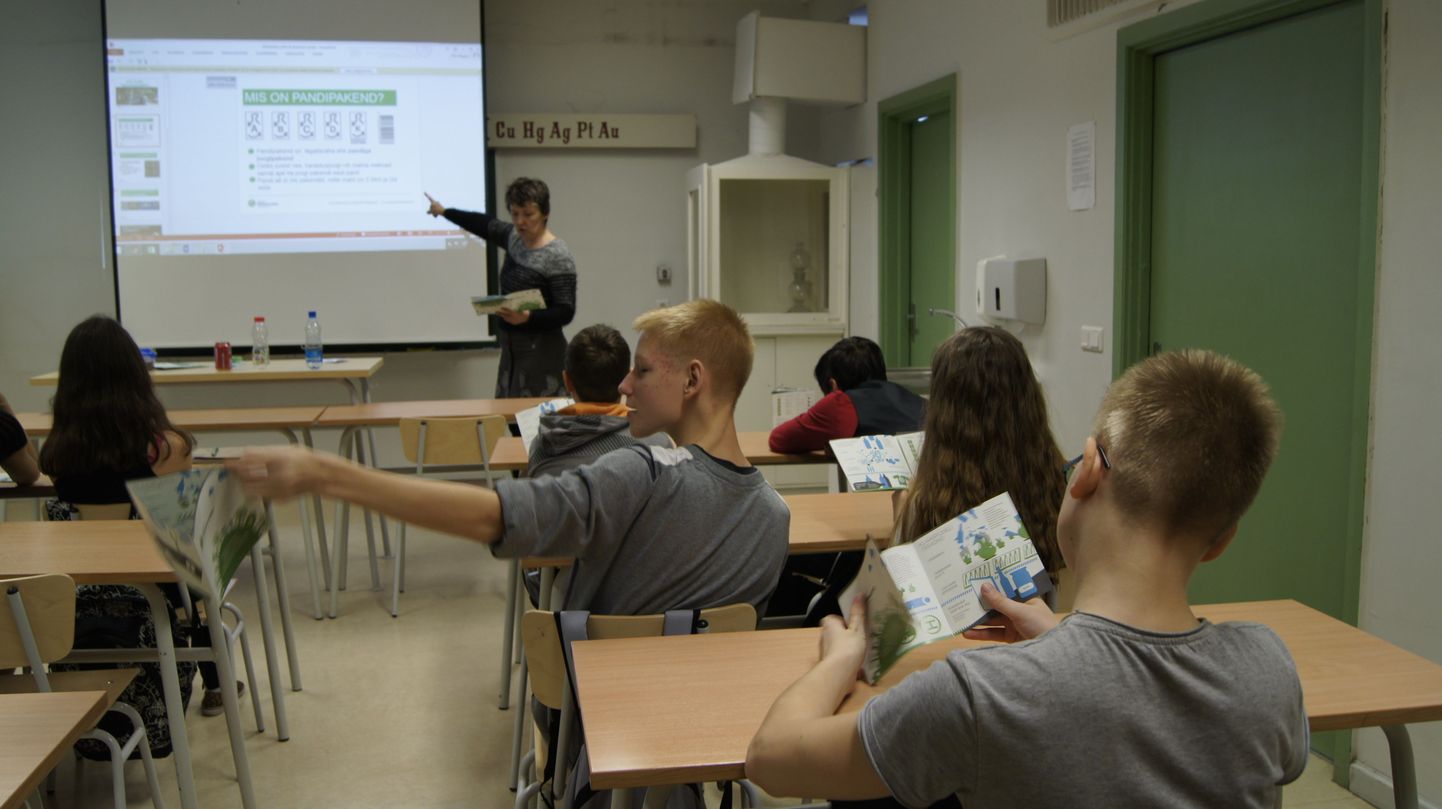 Koolid saatsid Eesti Pandipakendile fotosid oma keskkonnatundidest. See ülesvõte on tehtud Tarvastu gümnaasiumis.