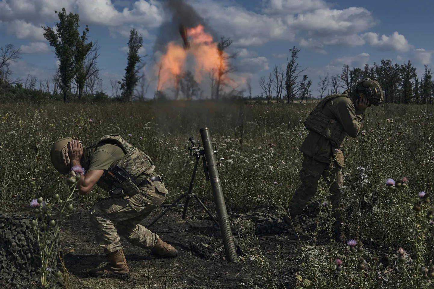 Ukraina sõdurid tulistavad Donetski oblastis miinipildujatest vene okupantide positsioone.