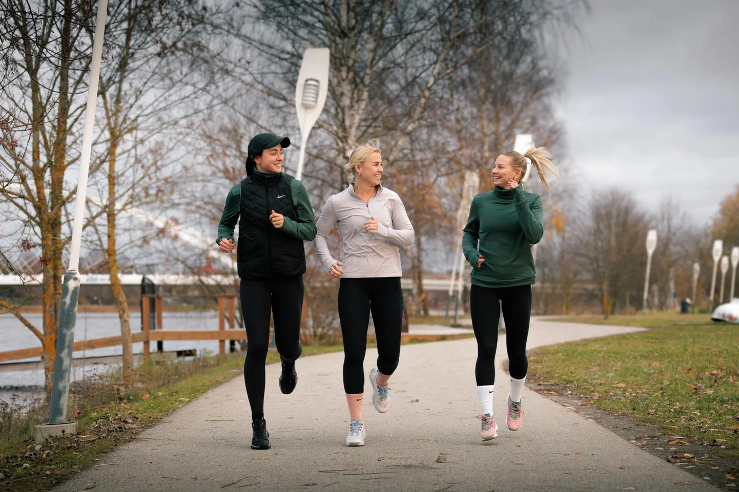 Treenerid Kadri Voll, Mailiis Stolts ja Laura Siimenson ootavad üle nädala jooksma nii neid, kes seni on eelistanud kõndida, kui neid, kes üksinda madala pulsiga treenida ei viitsi.