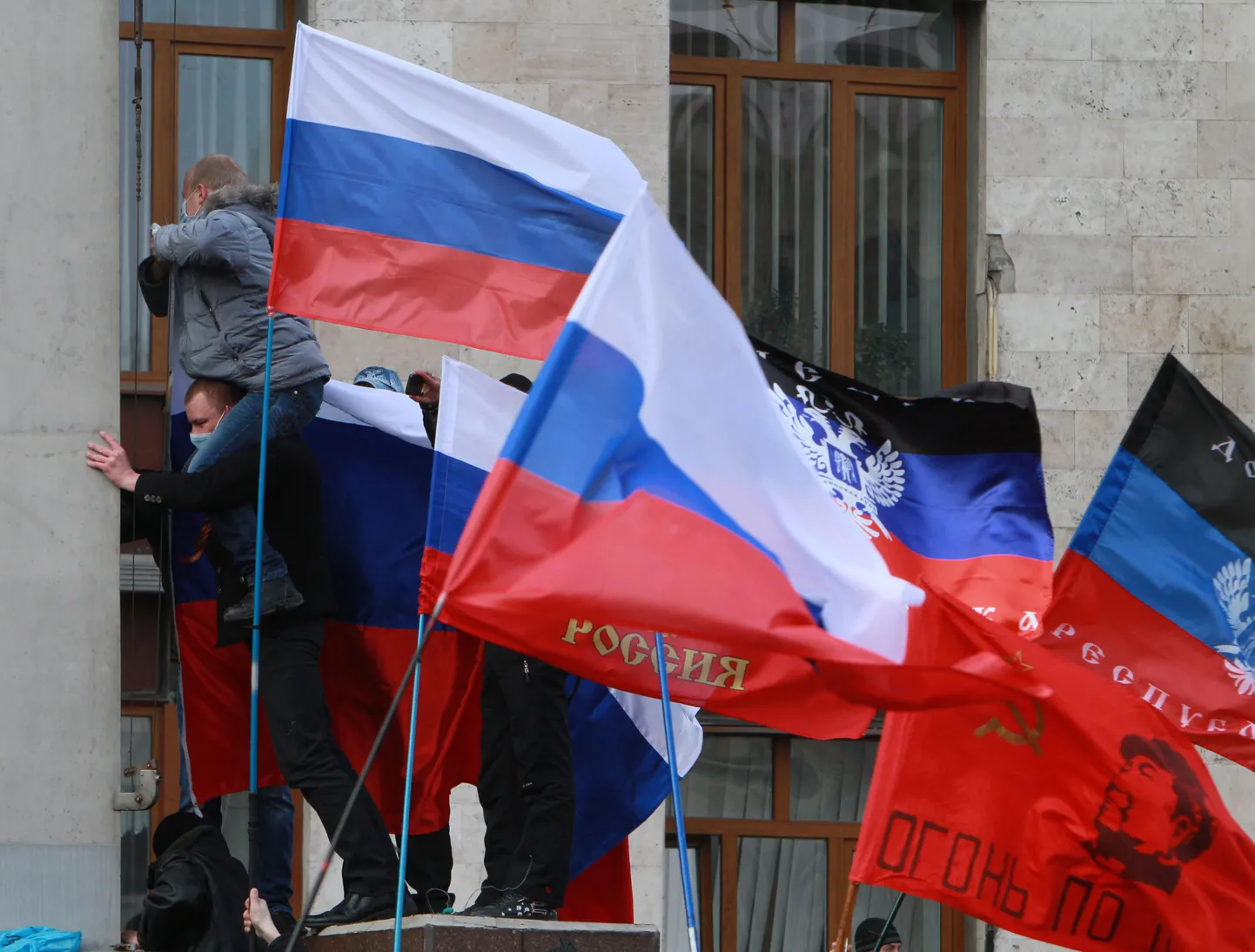 События в Донецке 1.03. Пророссийски настроенные демонстранты захватывают здание областной администрации.