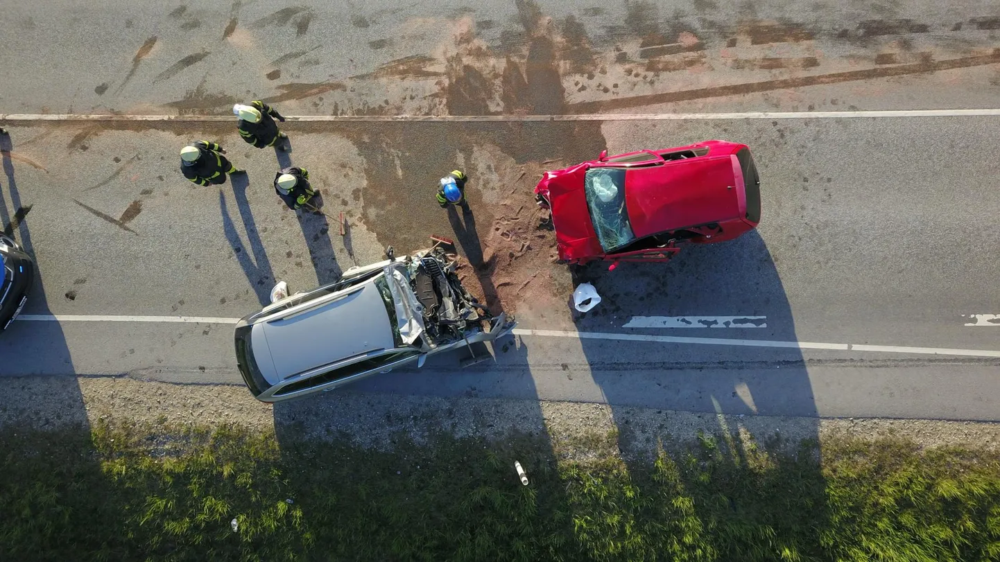 Elva vallas põrkasid kokku kaks sõiduautot, kiirabi viis juhid haiglasse