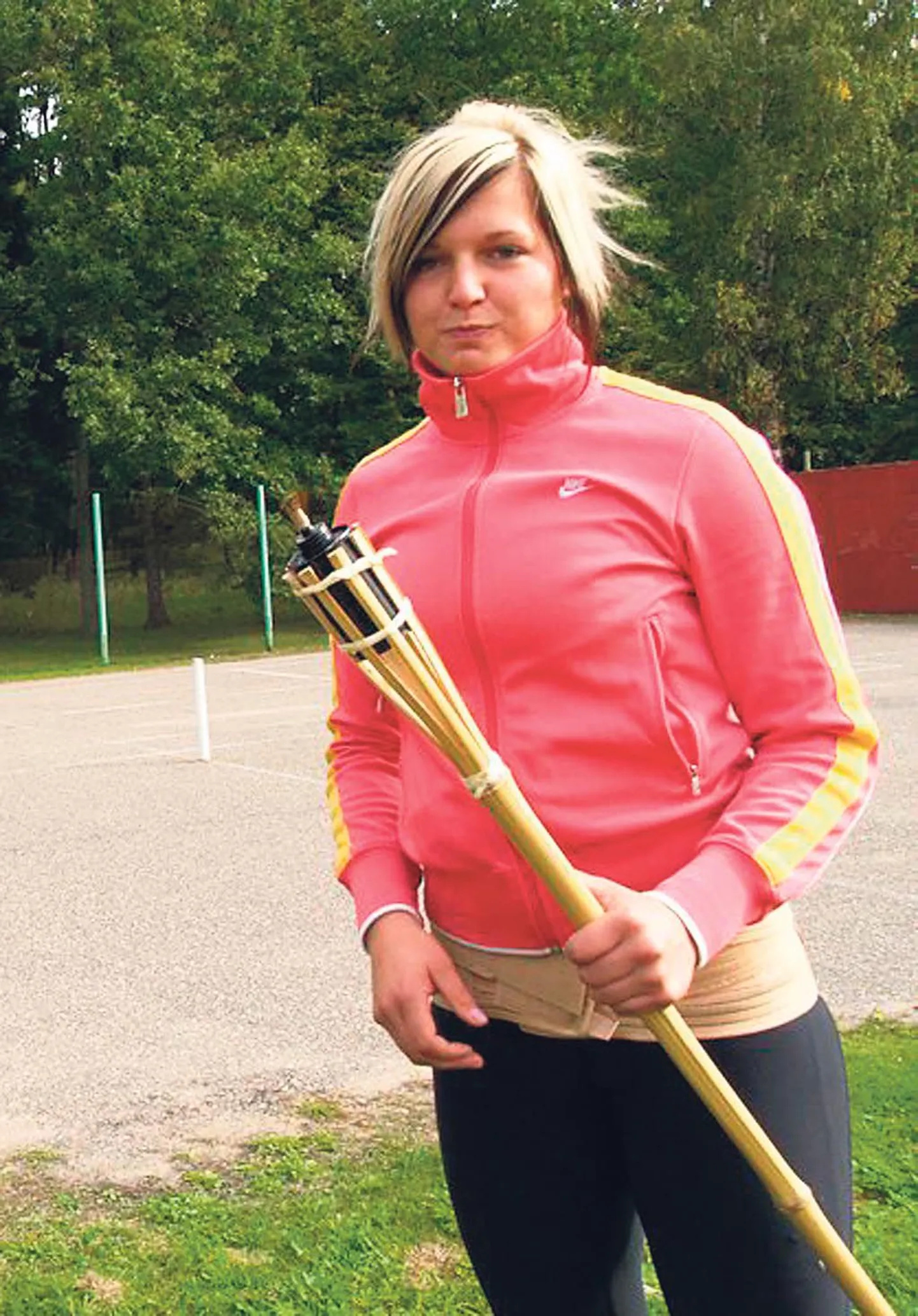 Pärnumaa aasta parim spordineiu, Tõstamaa keskkooli abiturient Liina Laasma sai kooli traditsioonilisel spordipäeval austava ülesande tuli süüdata.